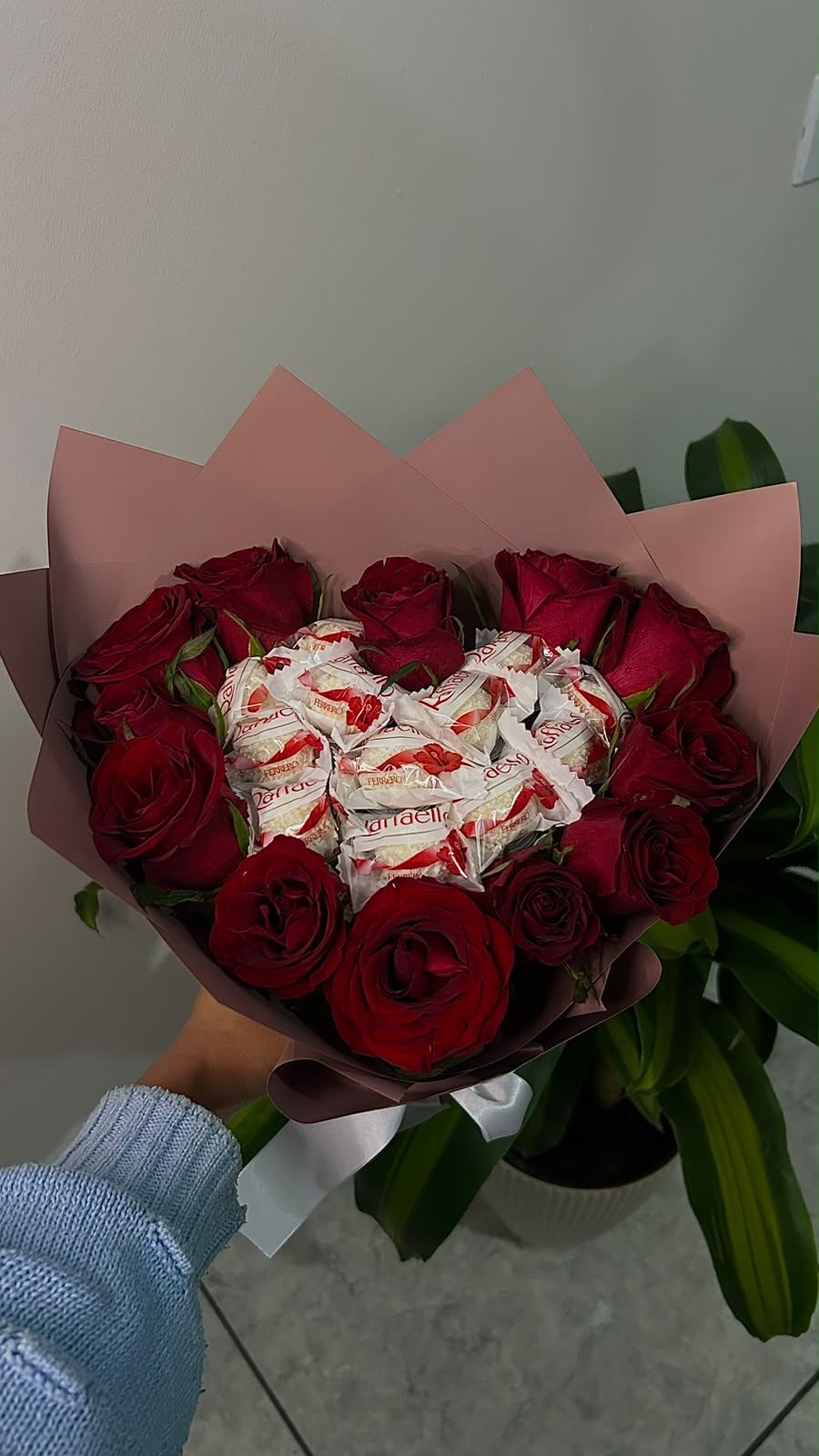Buquê em formato de coração com rosas vermelhas e bombons Raffaello, em papel rosé